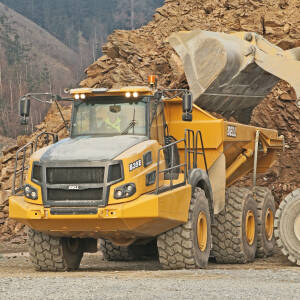 Wozidła górnicze w trakcie ładowania materiału