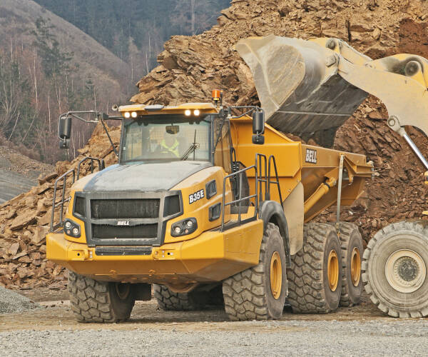 Wozidła górnicze w trakcie ładowania materiału