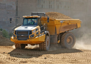 Wozidło górnicze w trakcie pracy przy transporcie materiałów