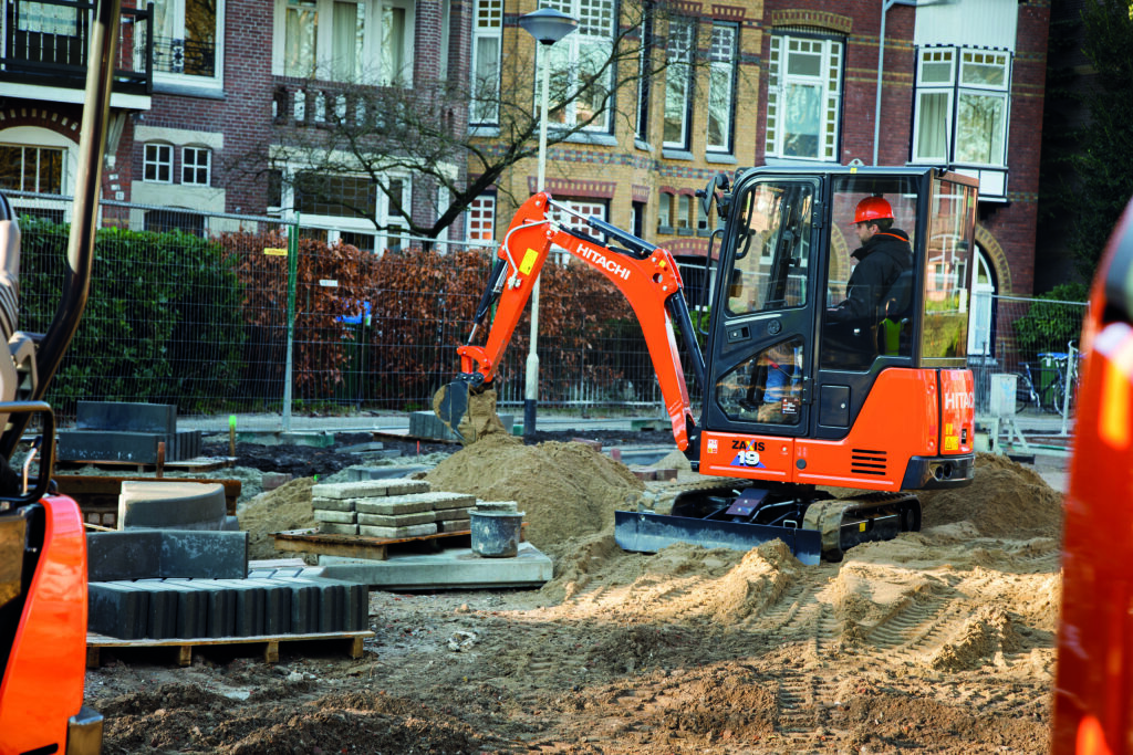 Koparka w trakcie pracy w mieście