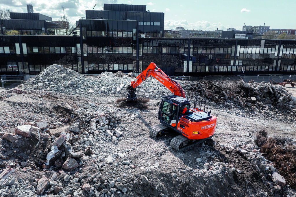 Koparka gąsienicowa Hitachi ZX130 na placu wyburzenia