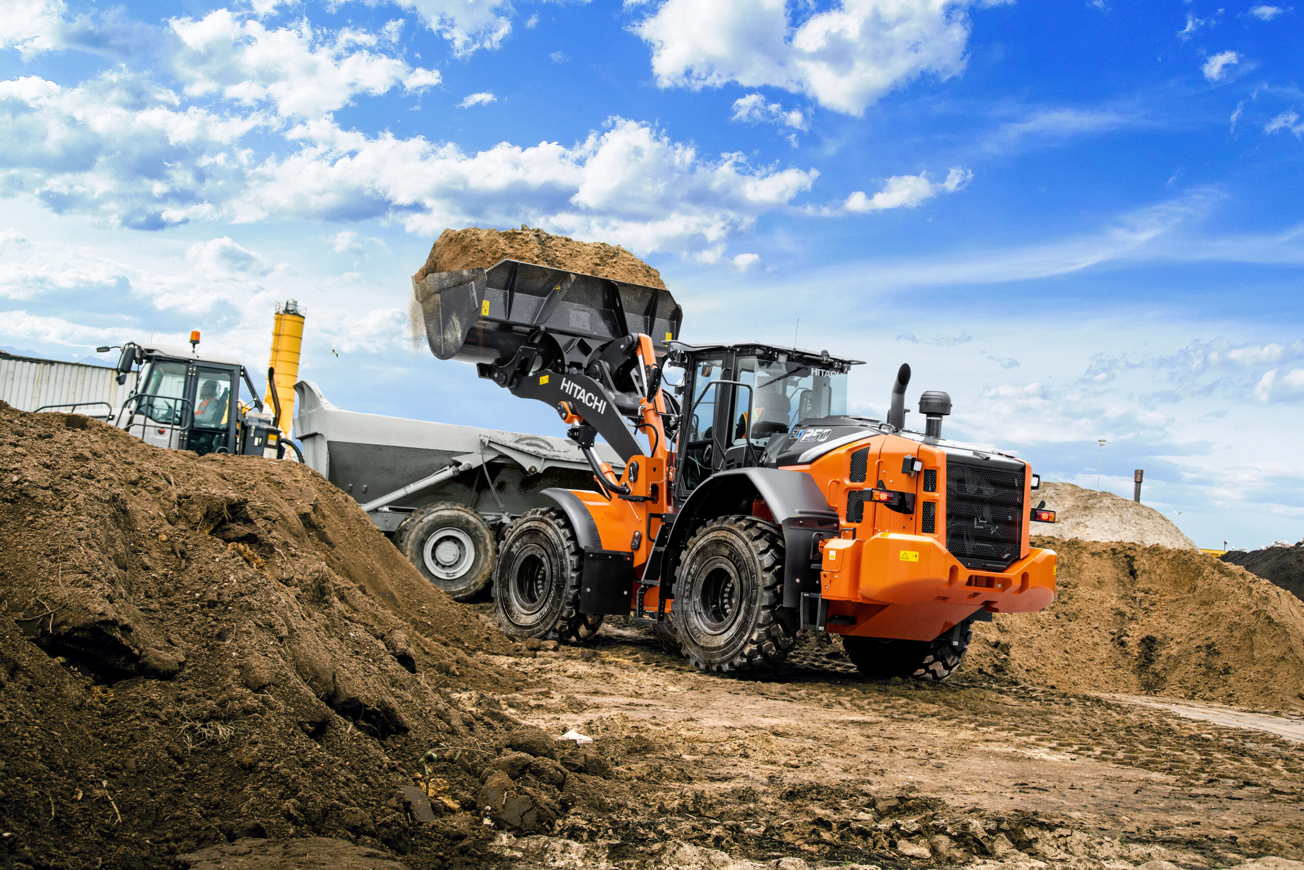 Ładowarka kołowa Hitachi ZW250-7 w trakcie pracy