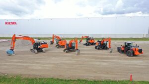 Koparki gąsienicowe i kołowe na placu firmy Kiesel