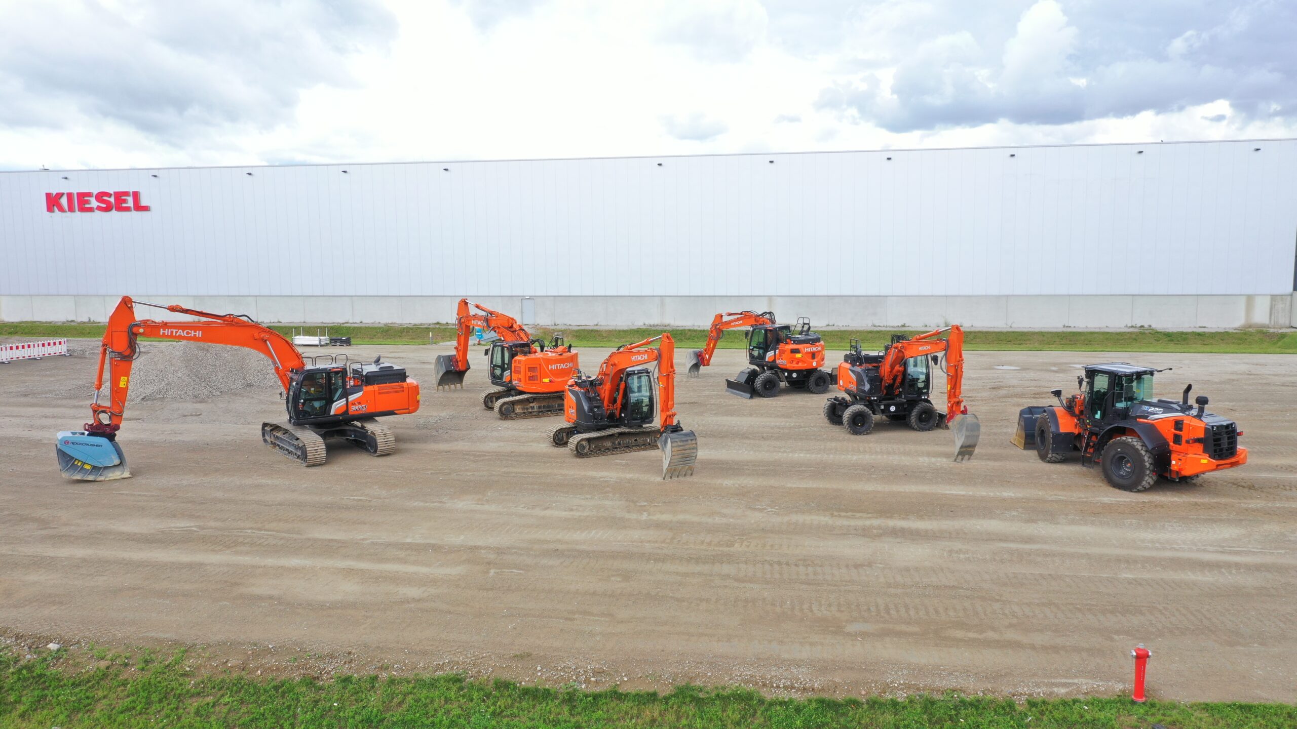 Koparki gąsienicowe i kołowe na placu firmy Kiesel