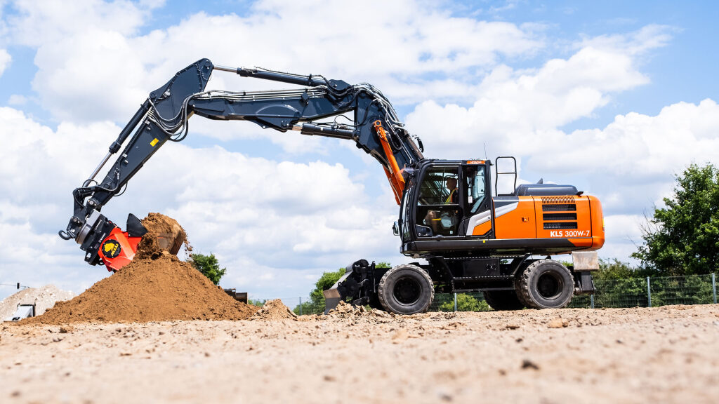 Maszyna Hitachi KTEG w trakcie pracy przy użyciu łyżki