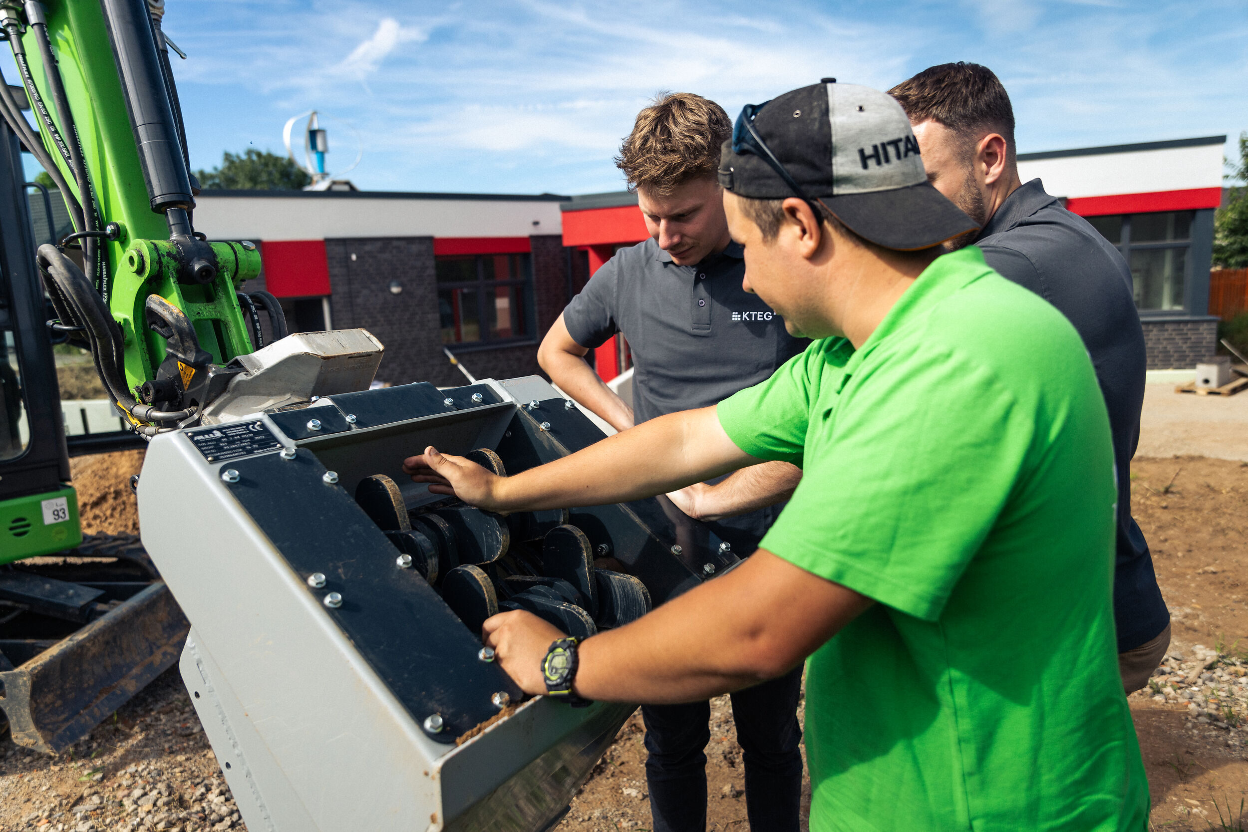 Łyżka przesiewająca i pracownicy Kiesel w trakcie wizyty u klienta