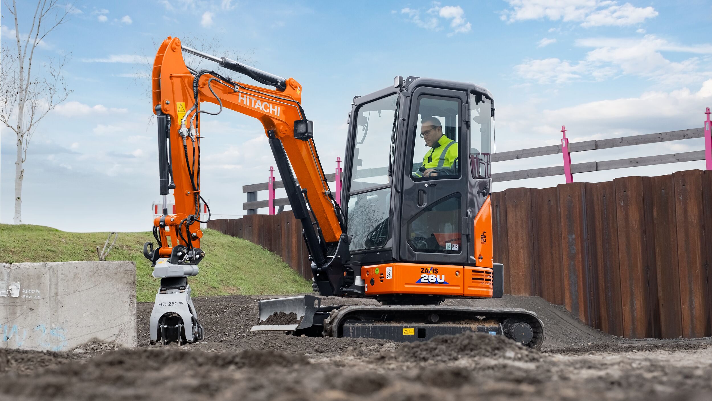 Minikoparka Hitachi ZX26U na placu budowy