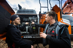 Serwisanci Kiesel diagnozują układ hydrauliczny Hitachi i przeprowadzają przegląd techniczny koparki