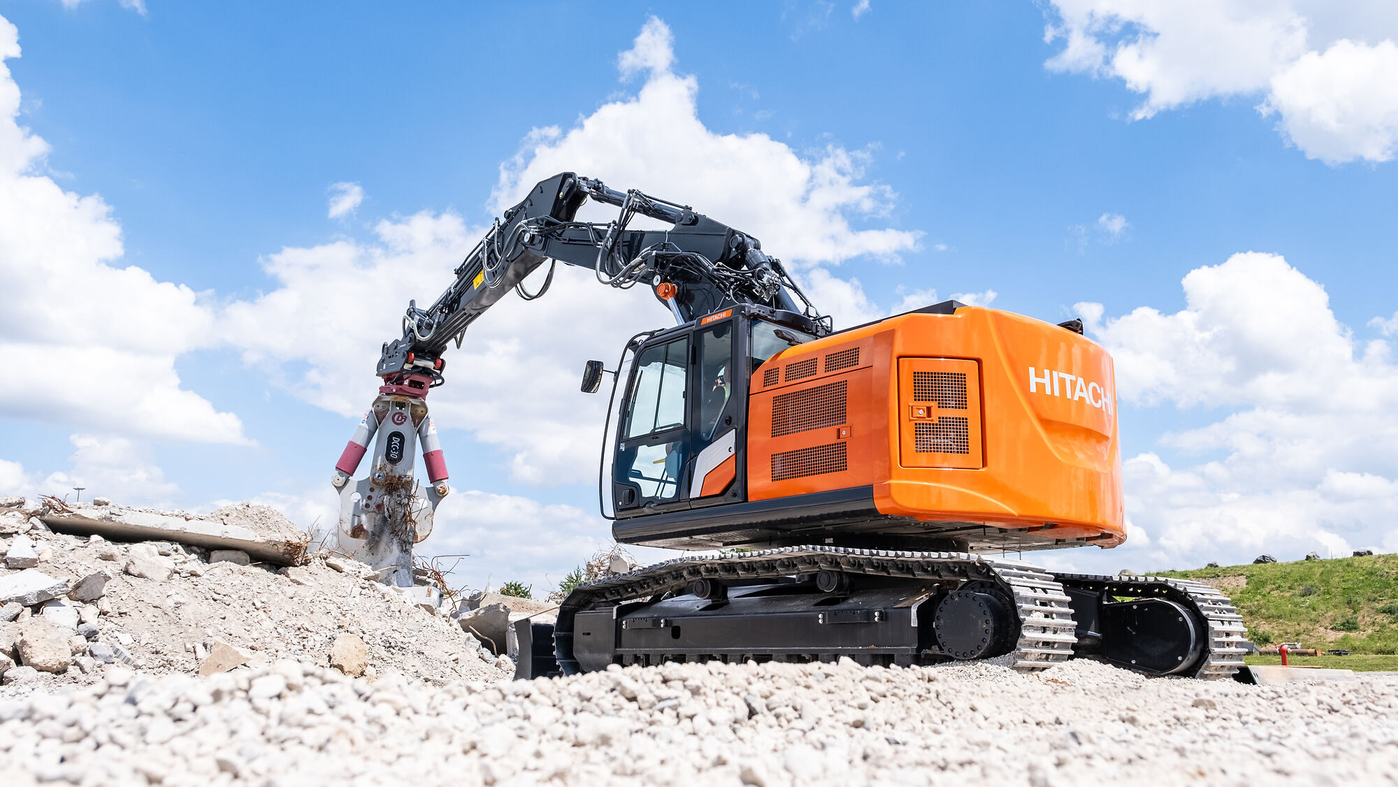 Wyburzenia przy pomocy koparki Hitachi