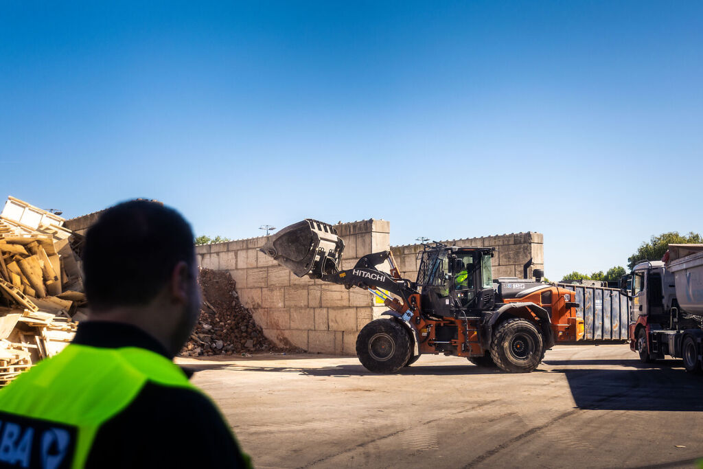 Ładowarka Hitachi w trakcie pracy - ubezpieczenie maszyny zabezpiecza biznes i pracownika