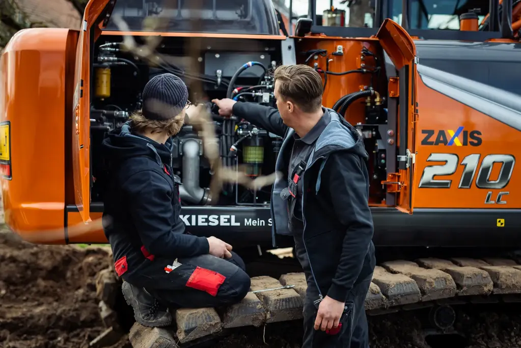 Serwis Kiesel sprawdza filtr paliwa Hitachi