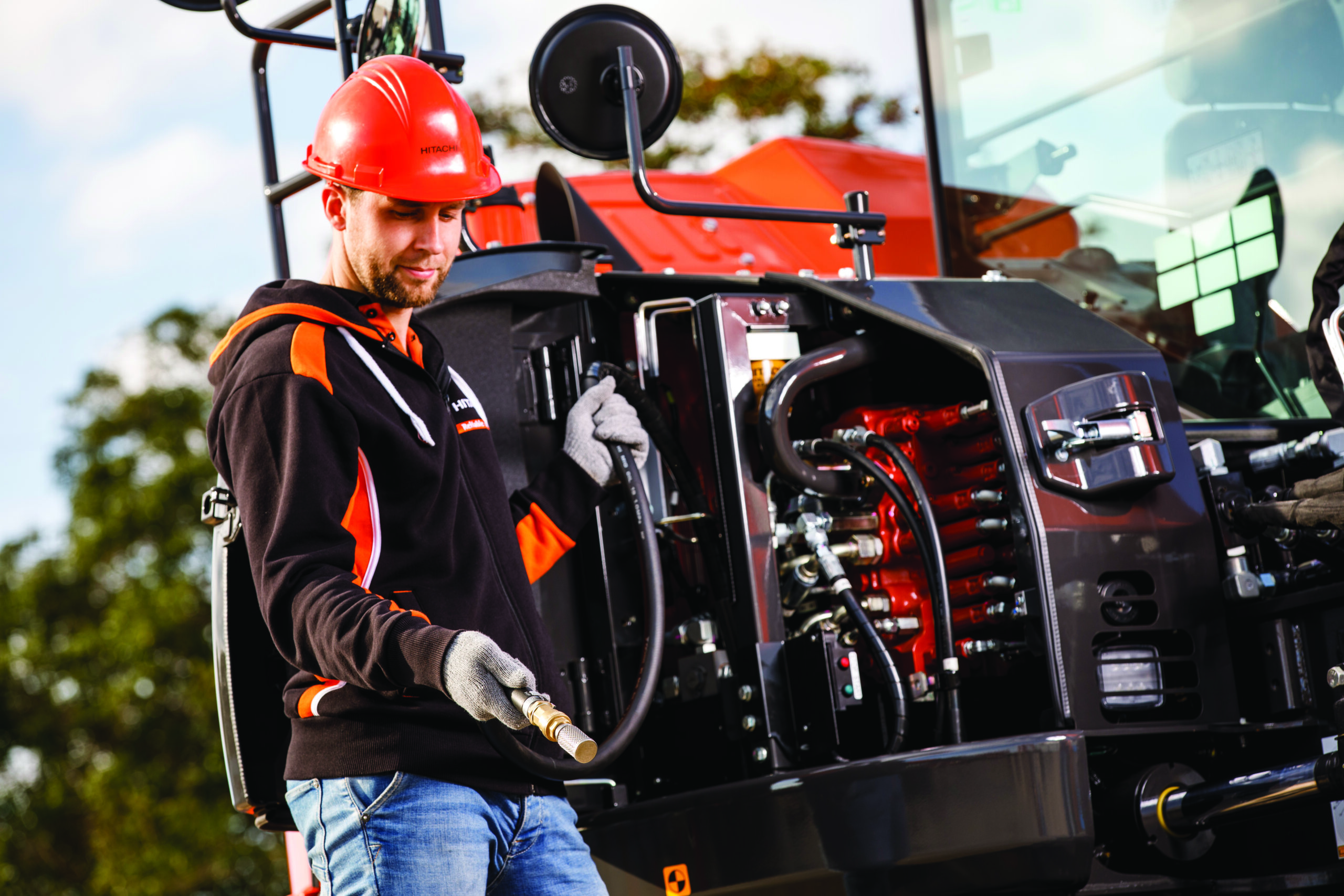 Smarowanie sworzni i tulei w koparce: kiedy, czym i dlaczego?