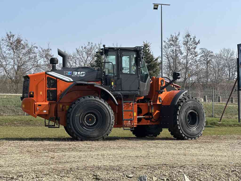 Hitachi ZW310 na placu wystawowym Kiesel Poland Strzegom