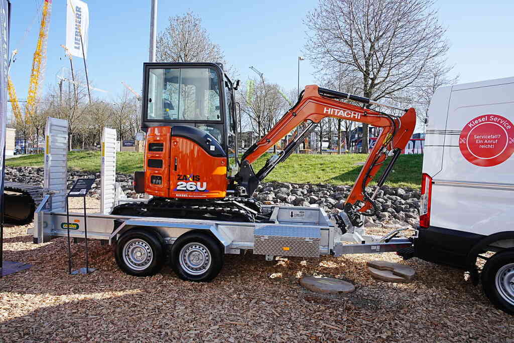 Hitachi ZX26U na przyczepie transportowej