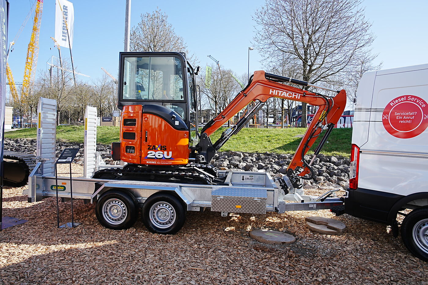 Hitachi ZX26U na przyczepie transportowej